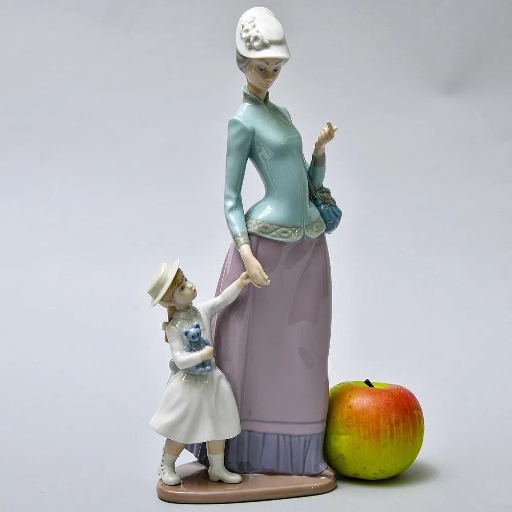 Коллекционная Фарфоровая статуэтка «На прогулке. Дама и девочка», Lladro Испания. 