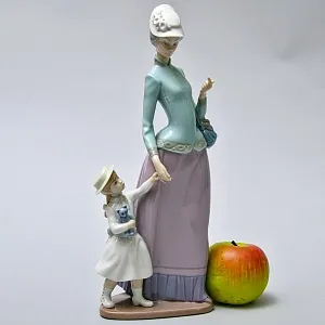 Коллекционная Фарфоровая статуэтка «На прогулке. Дама и девочка», Lladro Испания. 