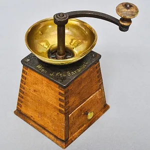 Деревянная Старинная Ручная Механическая Кофемолка - Мельница «GARANTIRT», Бельгия начало ХХ века.