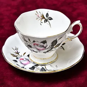 Коллекционная Фарфоровая Чайная пара «Посланница Королевы», ROYAL ALBERT Англия, вторая половина ХХ века.