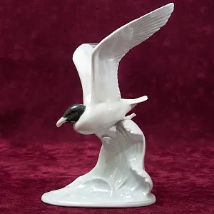 Коллекционная Фарфоровая Статуэтка Пттцы - «Летящая чайка», Metzler & Ortloff. Германия середина ХХ века.