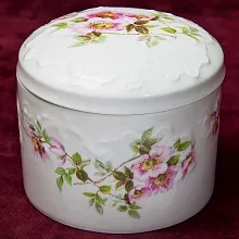 Бонбоньерка - Шкатулка «Шиповник», Фарфор Лимож Limoges Франция -1979 -1989 годы.