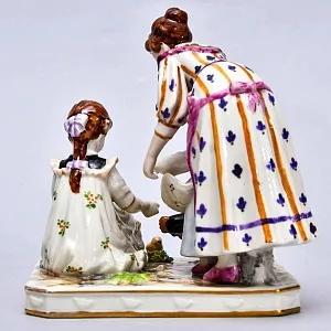 Редкость! Антикварная Фарфоровая Статуэтка «КОРМЛЕНИЕ КУР», Aсkermann & Fritze Германия.