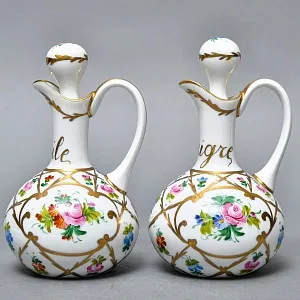 Винтажный Фарфоровый набор Два Соусника на подносе «Цветочная россыпь», Limoges Франция.