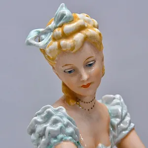 Большая Фарфоровая статуэтка «Балерина, завязывающая пуанты», Н-24 см. Schau Bach Kunst  Германия.