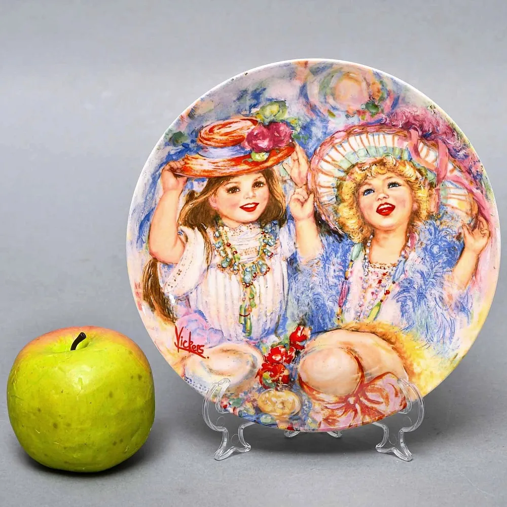 Коллекционная Фарфоровая тарелка «Детство. Девочки и шляпки», Wedgwood Англия - 1982 год.
