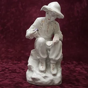 Большая Фарфоровая статуэтка «Юный геолог», СССР Полонне ЗХК, середина ХХ века. 