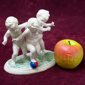 Коллекционная Фарфоровая статуэтка «Путти с мячом», Германия - середина ХХ века. 