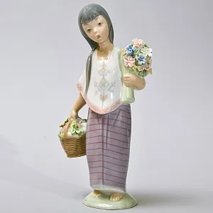 Авторская Фарфоровая статуэтка «ЛУПИТА. Девочка с цветами и корзинкой яблок», Lladro Испания.