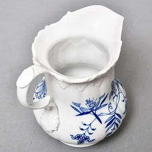 Фарфоровый молочник - сливочник на ножках «Луковый узор», MEISSEN Германия - 1992 год.