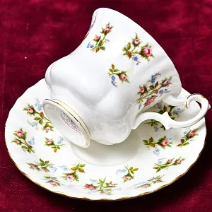 Коллекционная Фарфоровая Кофейная пара «Очарование», ROYAL ALBERT Англия, вторая половина ХХ века.