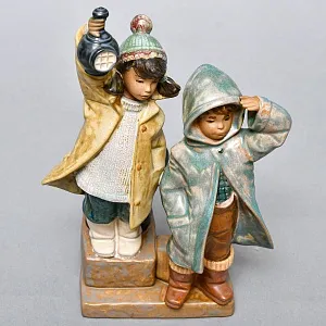 Коллекционная Фарфоровая статуэтка «Дети с фонарем», Lladro серия Грес, Испания.