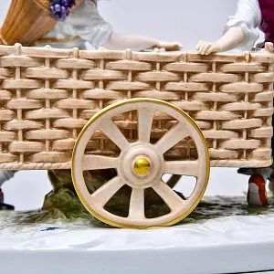 Коллекционная Фарфоровая статуэтка «Сбор винограда», Германия - вторая половина ХХ века. 