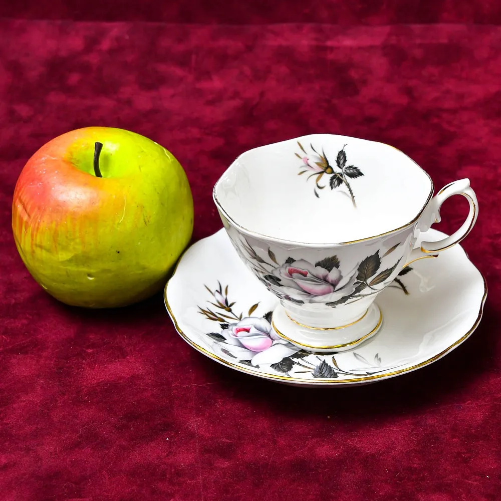 Коллекционная Фарфоровая Чайная пара «Посланница Королевы», ROYAL ALBERT Англия, вторая половина ХХ века.
