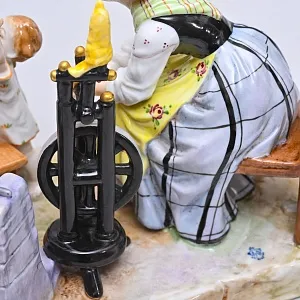 Коллекционная Фарфоровая статуэтка «Папа пришел с работы», VOLKSTEDT Германия, середина ХХ века.