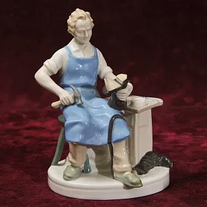 Фарфоровая статуэтка «БАШМАЧНИК - ОБУВЩИК», Wagner & Apel Lippelsdorf Германия - 1974 год.