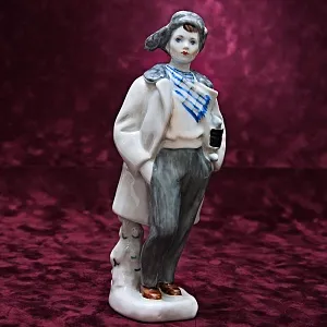 Коллекционная Авторская Фарфоровая статуэтка «Мальчик с коньками», ЛФЗ СССР 1958 год.