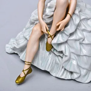 Большая Фарфоровая статуэтка «Балерина, завязывающая пуанты», Н-24 см. Schau Bach Kunst  Германия.