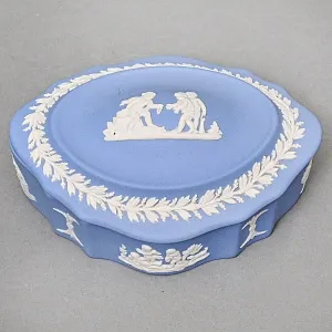 Шкатулка - Бонбоньерка «Мотив с Путти», фарфор ВЕДЖВУД / WEDGWOOD, Англия, вторая половина ХХ века.
