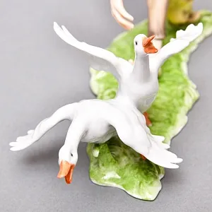 Коллекционная Фарфоровая статуэтка «Ловец гусей. Мальчик и гуси», KAISER Германия, 1979 - 1990 годы. 