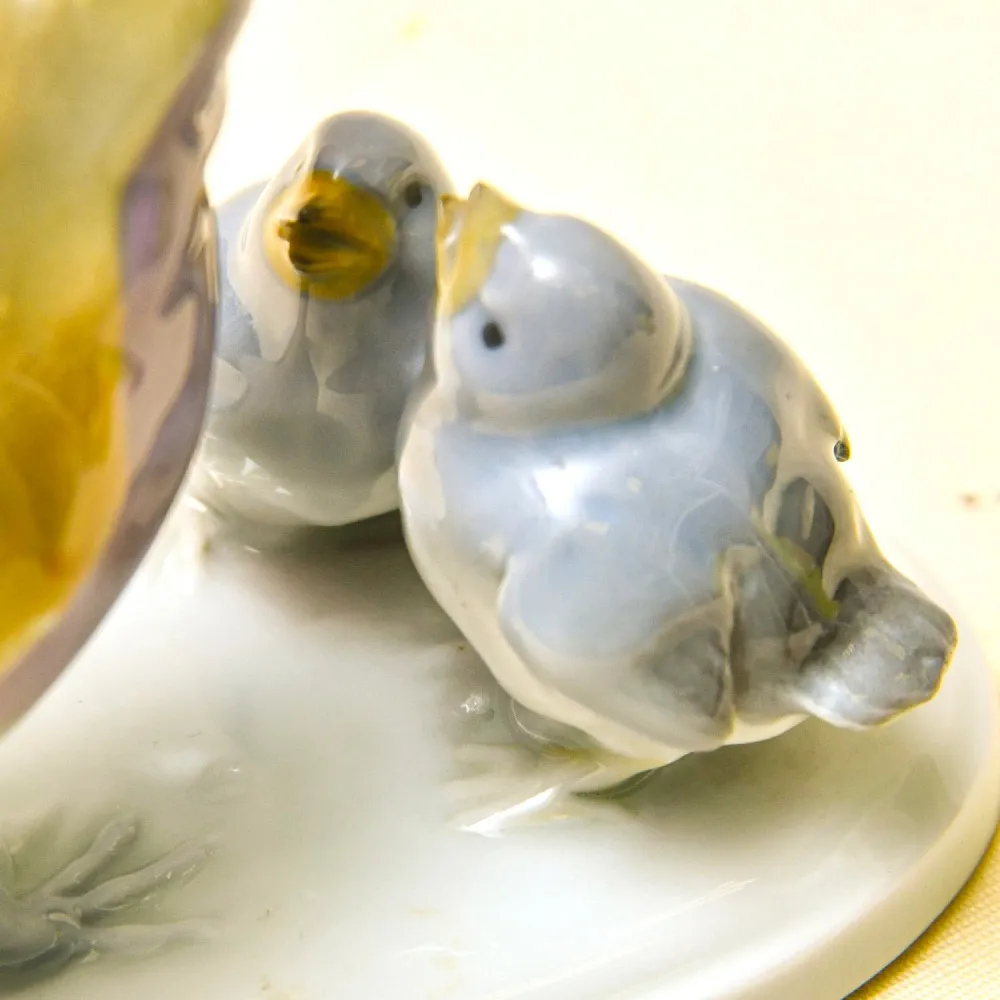 Антикварная Фарфоровая статуэтка «Птица кормит птенцов», Pfeffer Gotta Германия 1882 -1934 год.