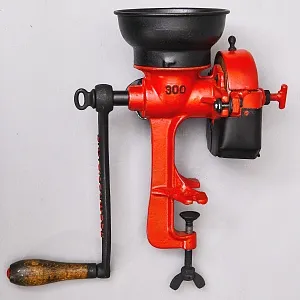 Большая Старинная Чугунная Зерно Мельница - Измельчитель, B.M.EISENWERK Германия 30 -е годы ХХ века.