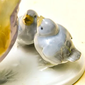 Антикварная Фарфоровая статуэтка «Птица кормит птенцов», Pfeffer Gotta Германия 1882 -1934 год.