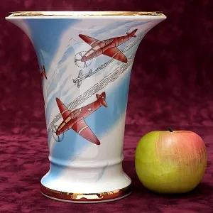 Коллекционная Авторская Ваза «Самолеты» из серии «65 лет Победы», фарфор ИФЗ, Россия. 