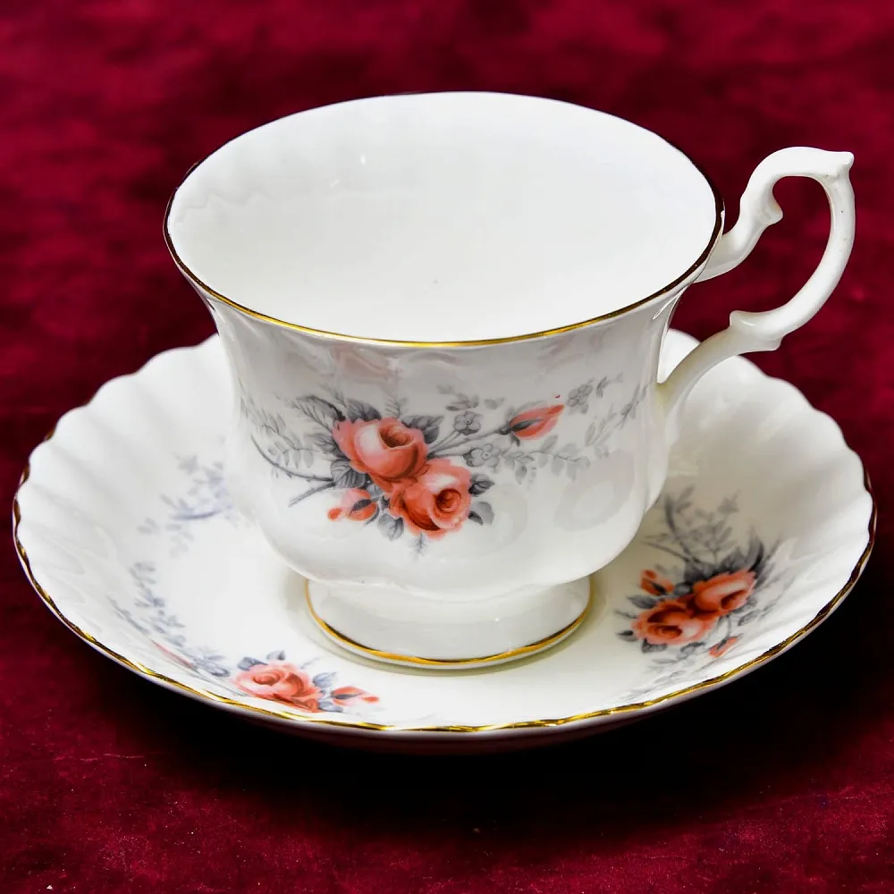 Коллекционная Фарфоровая Чайная пара «Чайная Роза», ROYAL ALBERT Англия, вторая половина ХХ века.