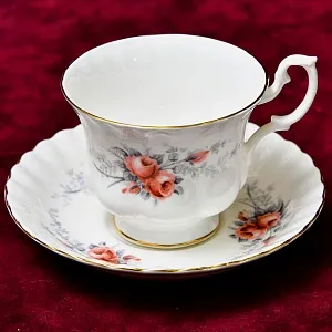 Коллекционная Фарфоровая Чайная пара «Чайная Роза», ROYAL ALBERT Англия, вторая половина ХХ века.