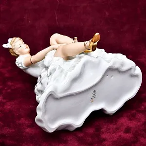 Коллекционная статуэтка «Балерина, завязывающая пуанту», Фарфор WALLENDORF, Германия.