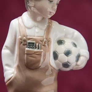 Коллекционная Фарфоровая статуэтка «Маленький футболист» NAO by Lladro, Daisa, Испания -1988 год.