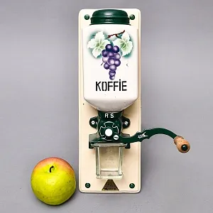 Старинная Настенная Ручная Механическая Кофемолка «Виноградная Гроздь», Голландия.