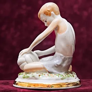 Фарфоровая статуэтка «Мальчик, надувающий мяч», «Красный фарфорист» Чудово, СССР -1956 год. 