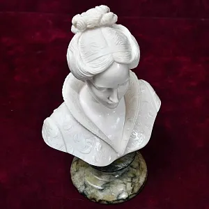 Коллекционная статуэтка - бюст «Герцогиня», Камень, Франция - середина ХХ века. 