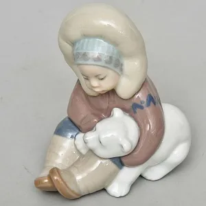 Коллекционная Фарфоровая статуэтка «Мальчик эскимос с медвежонком», Lladro Испания, 1972 - 2007 годы.