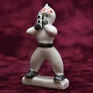 Коллекционная Фарфоровая статуэтка «Космонавт с кинокамерой», СССР КЭКХЗ, 60-е годы.