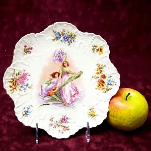 Редкость! Антикварная Фарфоровая Тарелка - Блюдо «Цветочные феи», Works Karlsbad, Австрия конец XIX - начало ХХ века.