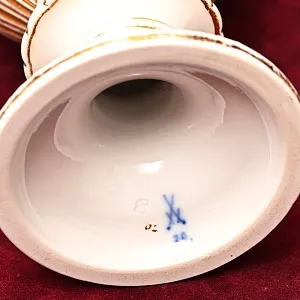Коллекционная Фарфоровая Ваза MEISSEN с ручками в виде змей, Германия - первая половина ХХ века.