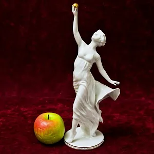 Коллекционная Фарфоровая Статуэтка «Девушка с золотым шаром», GOEBEL Германия - 1979 год.