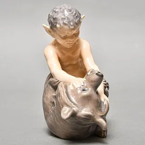 Коллекционная Фарфоровая статуэтка «Фавн с медведем», Royal Copenhagen Дания - 1968 год. 