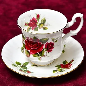 Коллекционная Фарфоровая Кофейная пара «Красная Роза», ROYAL ALBERT Англия, вторая половина ХХ века.