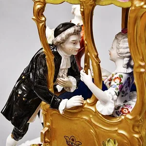 Антикварная Фарфоровая статуэтка «Дама в золотом портшезе», Carl Thieme Германия, 1864 - 1888 годы. 