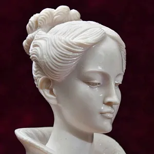 Коллекционная статуэтка - бюст «Герцогиня», Камень, Франция - середина ХХ века. 
