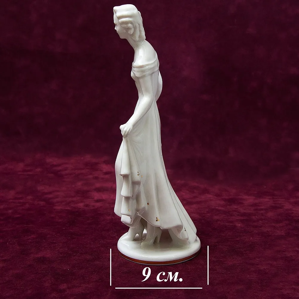 Фарфоровая Статуэтка «Девушка в белом платье», Hutschenreuther, Германия -1955-1968гг.