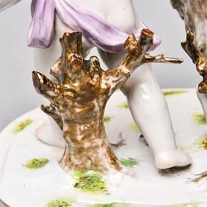  Антикварная статуэтка «Путти с козлом и виноградом», Фарфор Karl Thime Dresden, Германия.