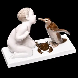 Антикварная Фарфоровая статуэтка «Мальчик, пингвин и краб», ROSENTHAL Германия, первая половина ХХ века.