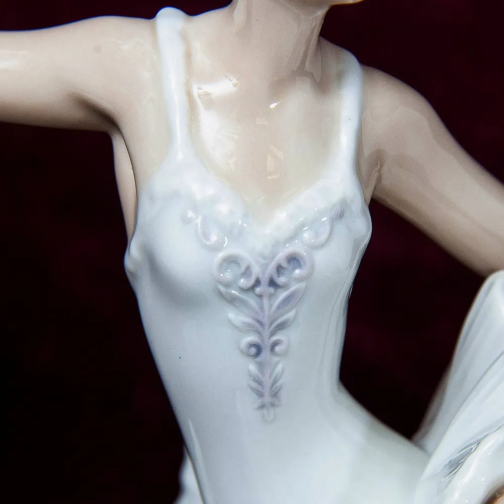 Коллекционная Фарфоровая статуэтка «Балерина - Лебединое озеро» Lladro, Испания.