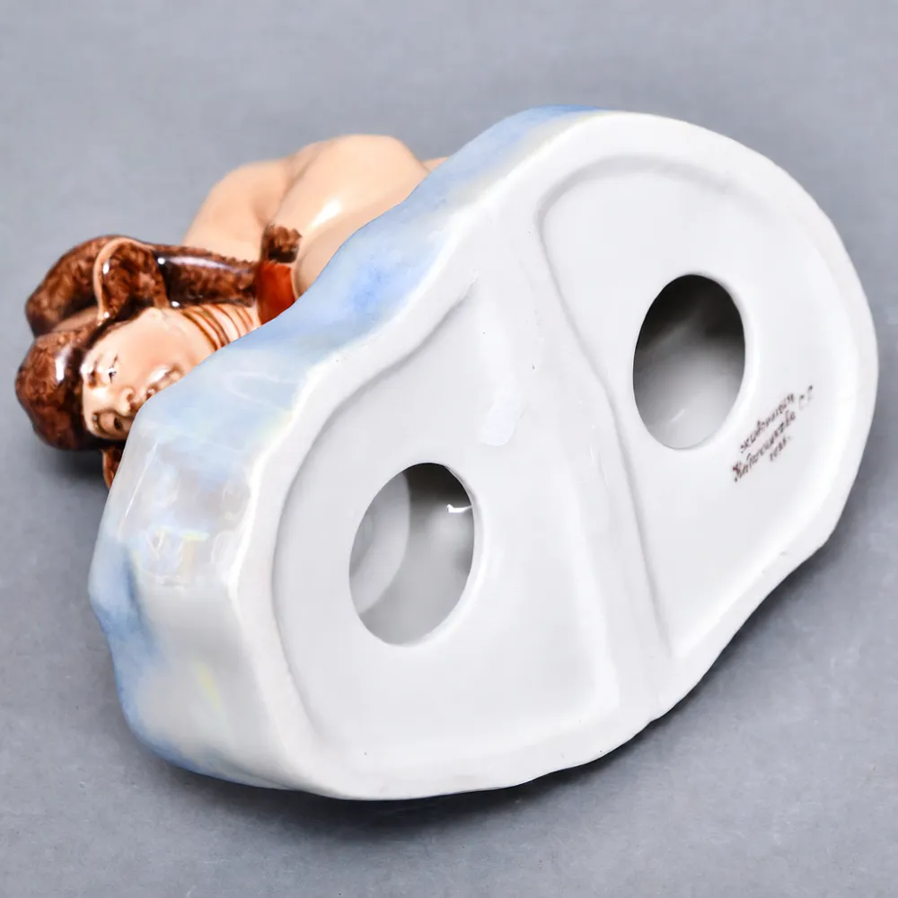 Авторская Коллекционная Фарфоровая Статуэтка «Рыбак на зимней рыбалке», Россия.