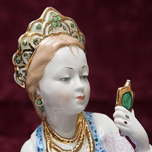 Авторская Фарфоровая статуэтка «Малахитовая шкатулка», СССР Дулево, 50-е года.